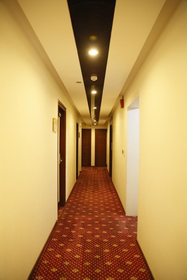 Hotel Grand Ffour Nueva Delhi Exterior foto