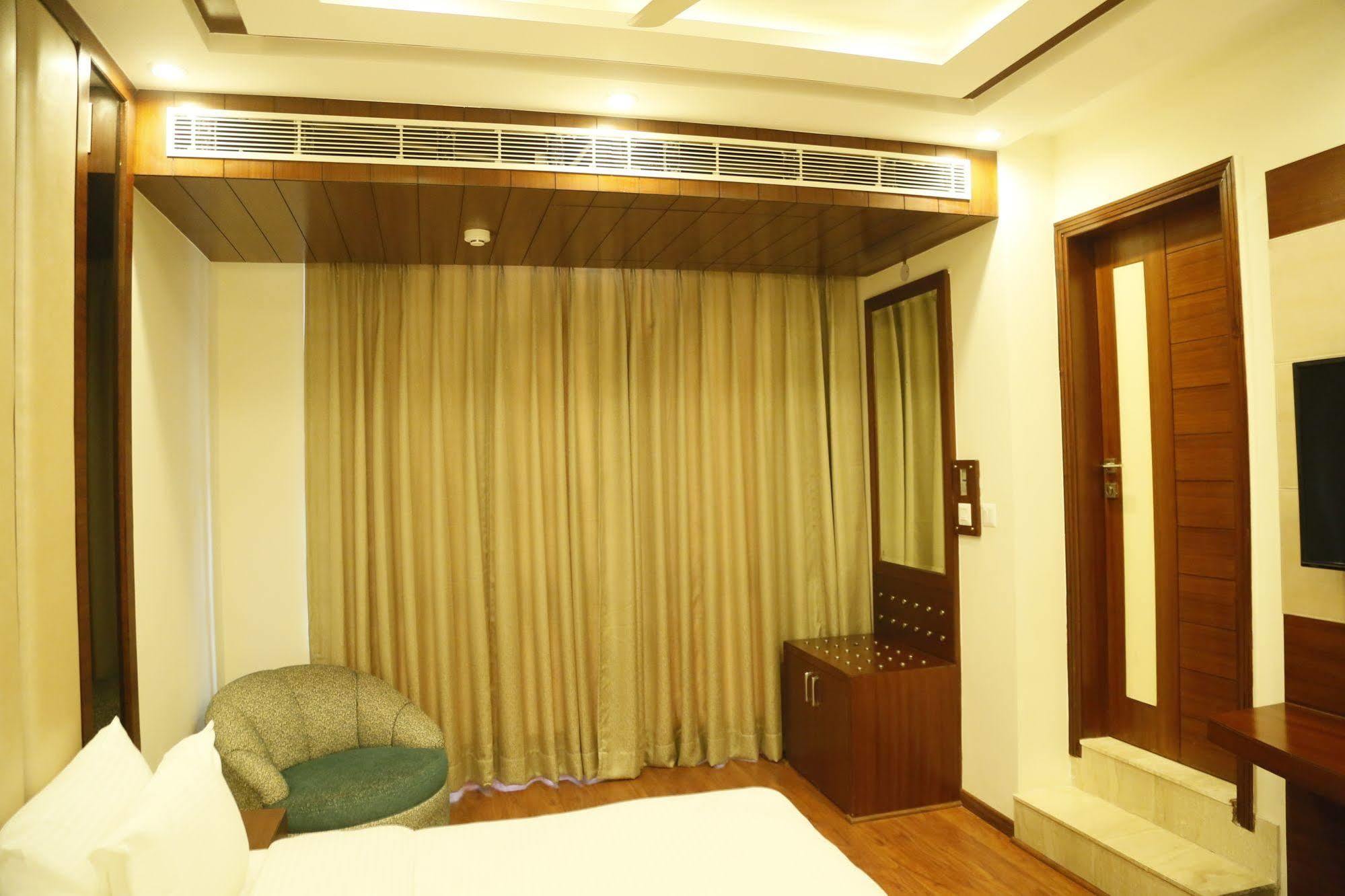Hotel Grand Ffour Nueva Delhi Exterior foto